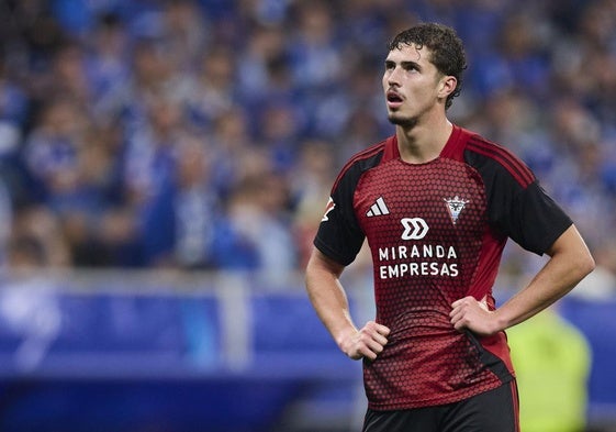 Panichelli se lamenta tras uno de los goles del Oviedo.