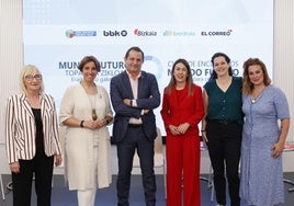 De izquierda a derecha, Lourdes Aedo (directora de 'Jantour' y moderadora del coloquio), Maitane Leizaola, Rogelio Pozo, Nora Sarasola, Edurne García Arrieta y Nerea Irazabal.