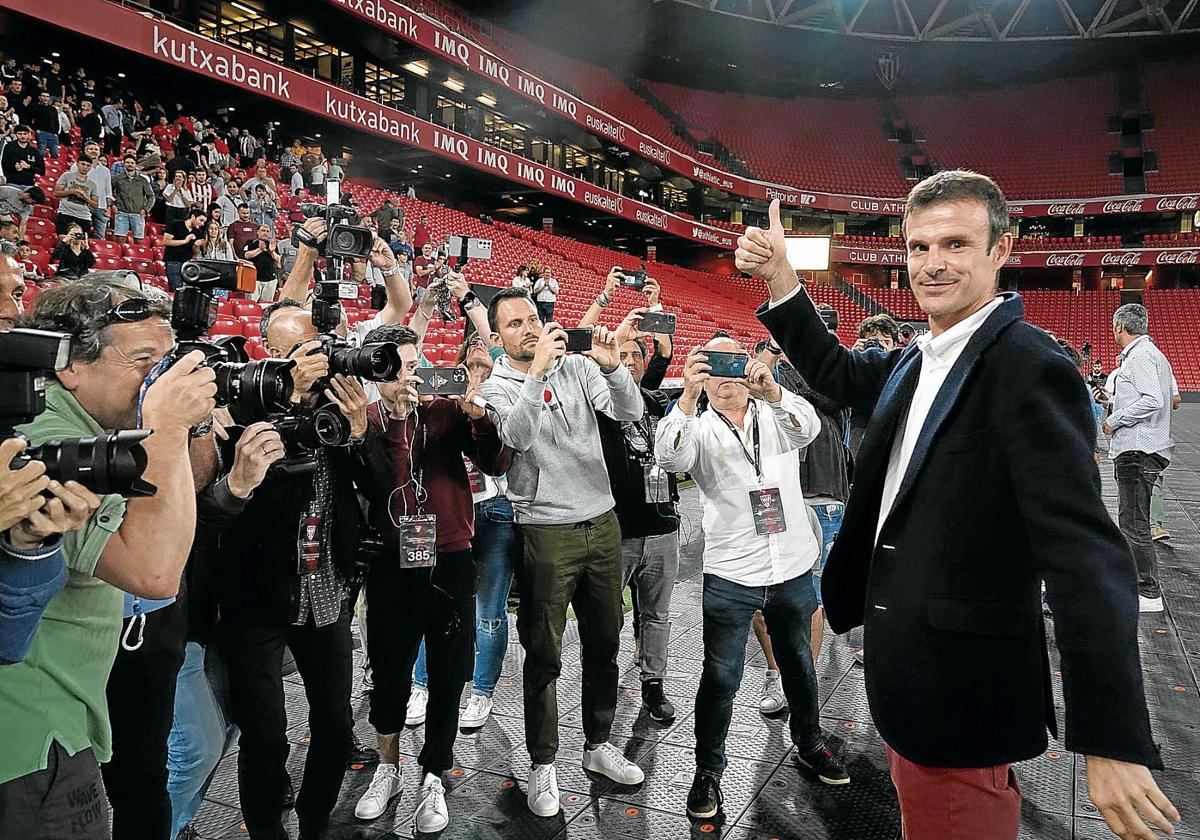 Uriarte posa para los fotógrafos en San Mamés tras ganar lass elecciones.