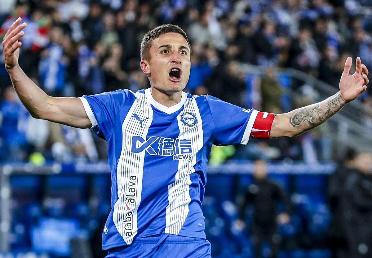 Tenaglia, uno de los capitanes del Alavés, celebra su gol ante la Real Sociedad, determinante para lograr la salvación.