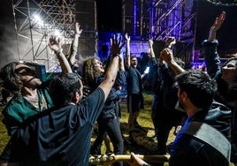 En su grito de guerra, antes de entrar al escenario.