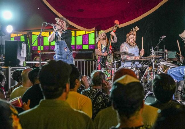 Thee Scarecrows AKA, enmascarados en el Trashville.
