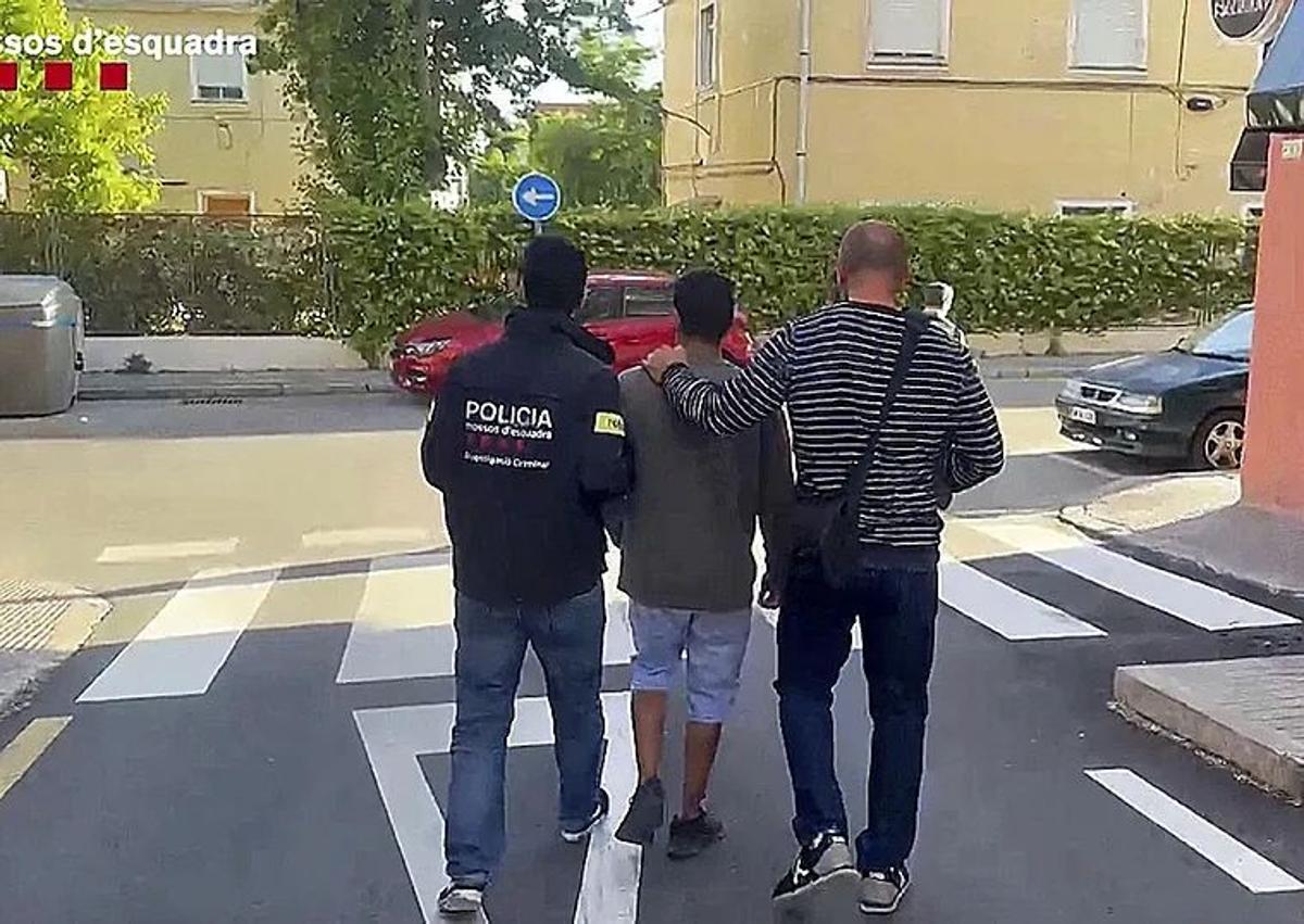 Imagen secundaria 1 - Imagen del juicio contra nueve hombres, condenados en 2022 con hasta 15 años de cárcel por contratar en 2016 los servicios sexuales de siete menores de entre 14 y 17 años que residían en el Hogar Sansoheta, tutelado por la Diputación de Álava. Dos detenciones, en Barcelona y Madrid, por casos de pederastia y prostitución de menores tuteladas.
