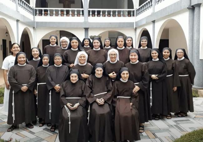 Sor Corazón de María, sentada a la derecha de la imagen, en el patio del convento fundado por ella y otras dos monjas alavesas.