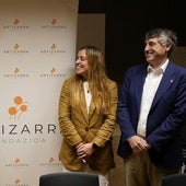Jon de Lapatza,, nuevo presidente de Artizarra; Amaia Jugo, directora general de Artizarra Fundazioa; y Jon Ander de las Fuentes, presidente saliente