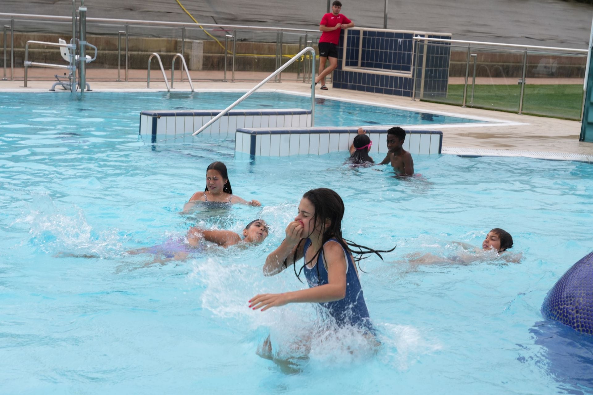 Legutio ya disfruta de sus piscinas