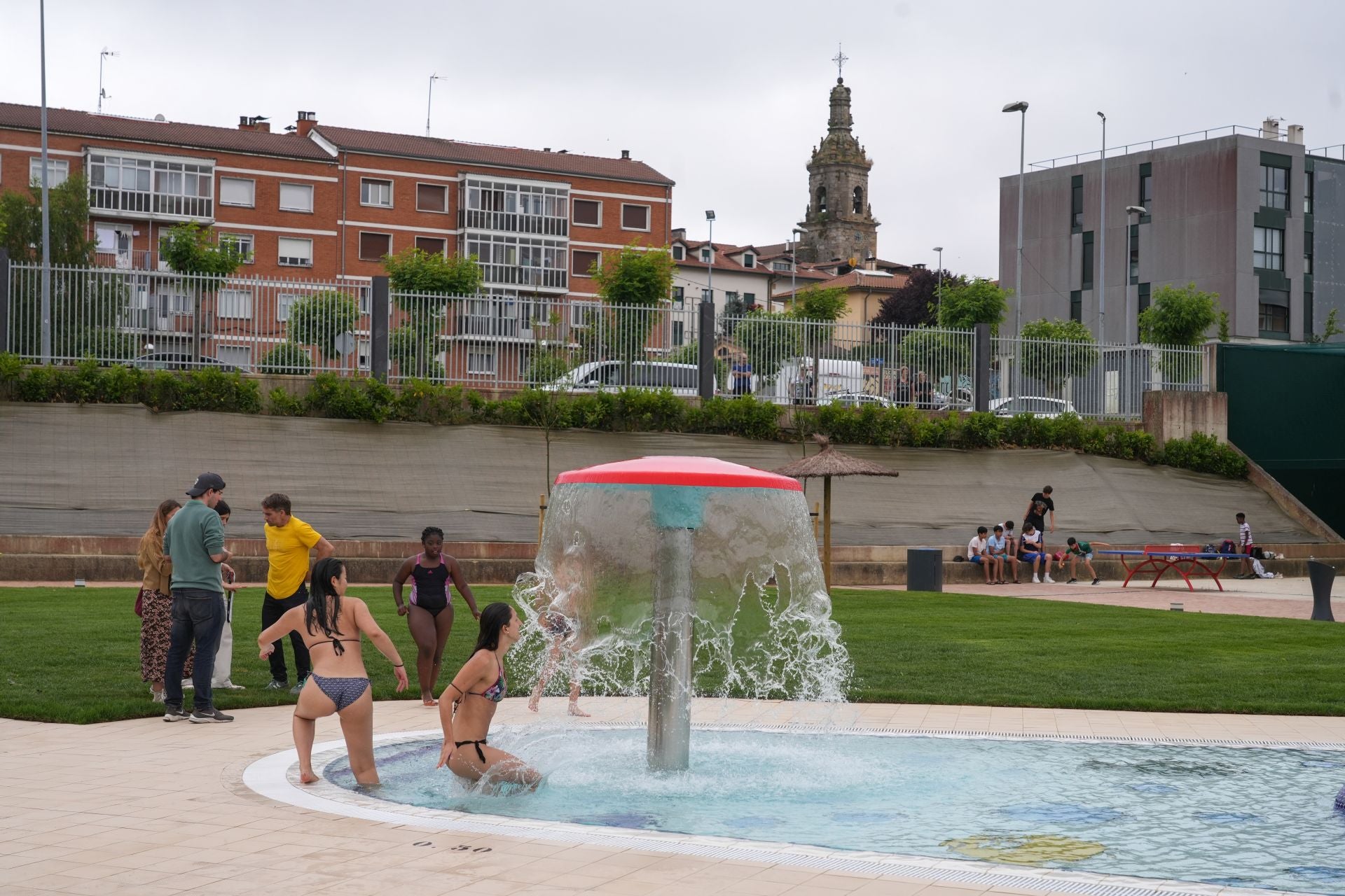 Legutio ya disfruta de sus piscinas