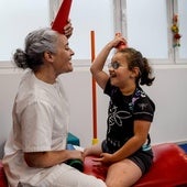 La pequeña Paula durante una sesión de rehabilitación con Irma García en la sede de Ospitalarioak Fundazioa Euskadi en Bilbao.