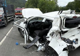 Dos heridos tras una colisión entre un camión y dos turismos en Igorre