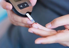 Las personas con diabetes deben controlar regularmente los niveles de glucosa en sangre.
