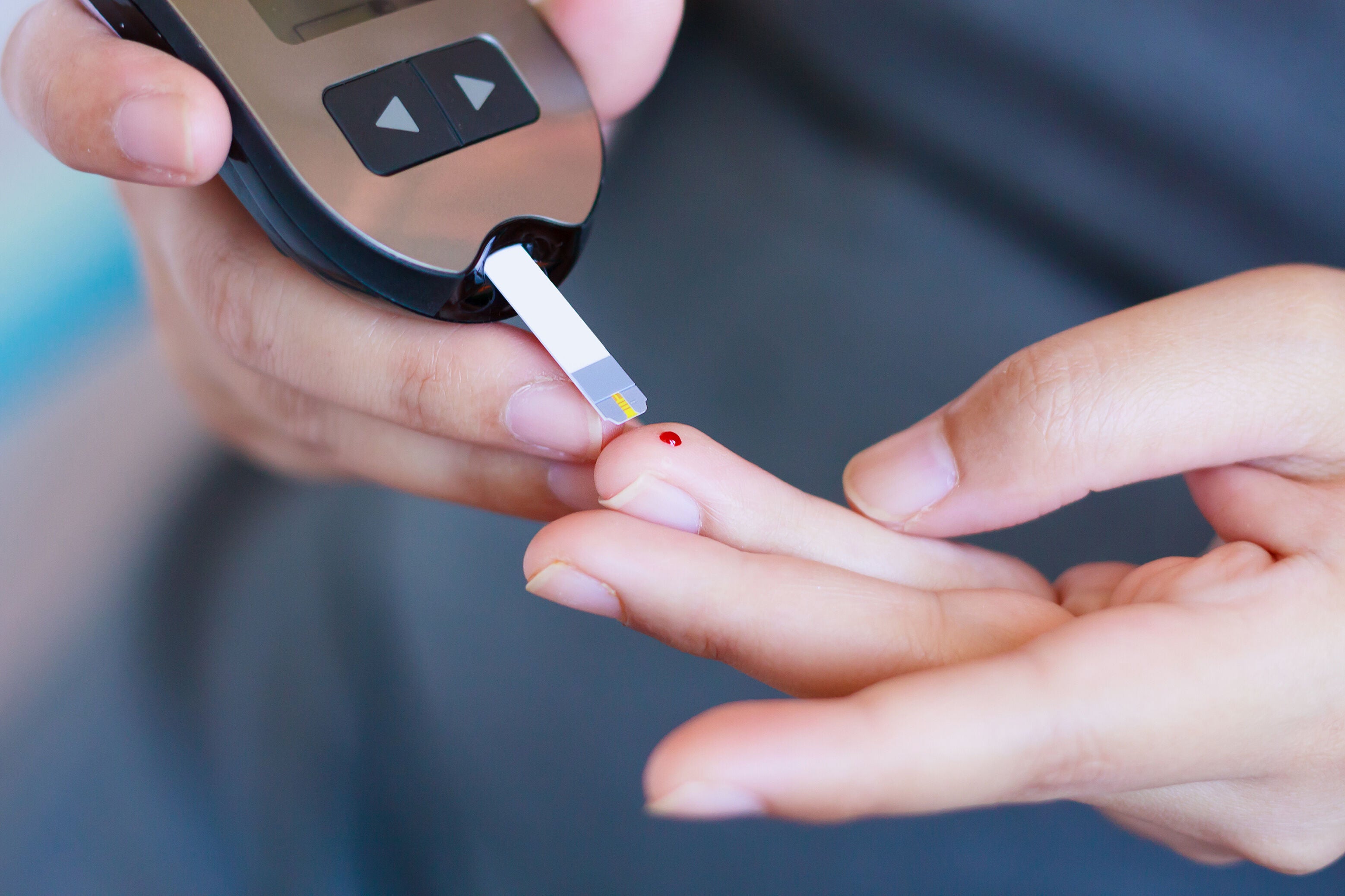 Las personas con diabetes deben controlar regularmente los niveles de glucosa en sangre.