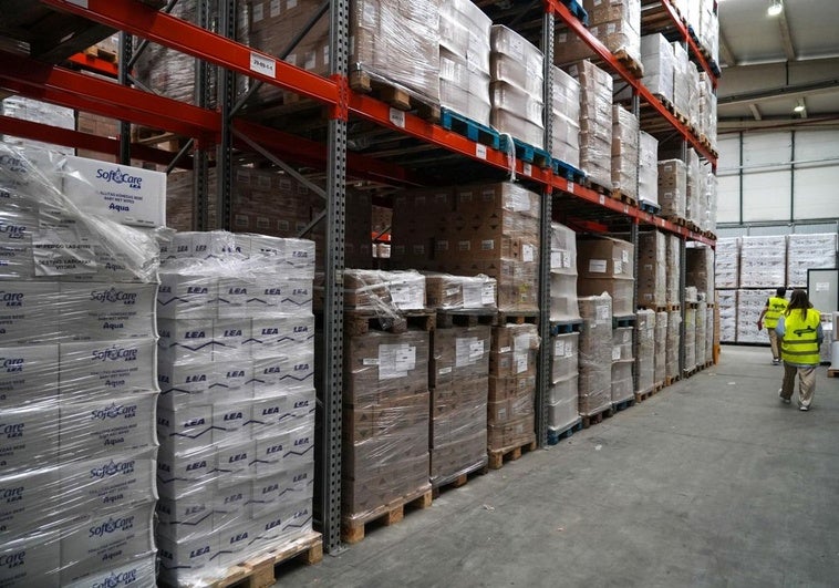 La compañía dispone de cientos de productos en un almacén de Júndiz.