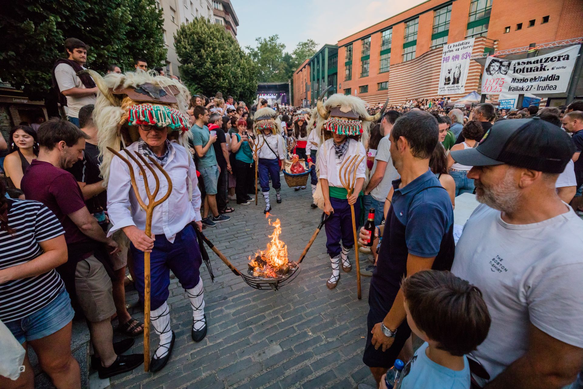 Las imágenes de las hogueras de San Juan en Vitoria