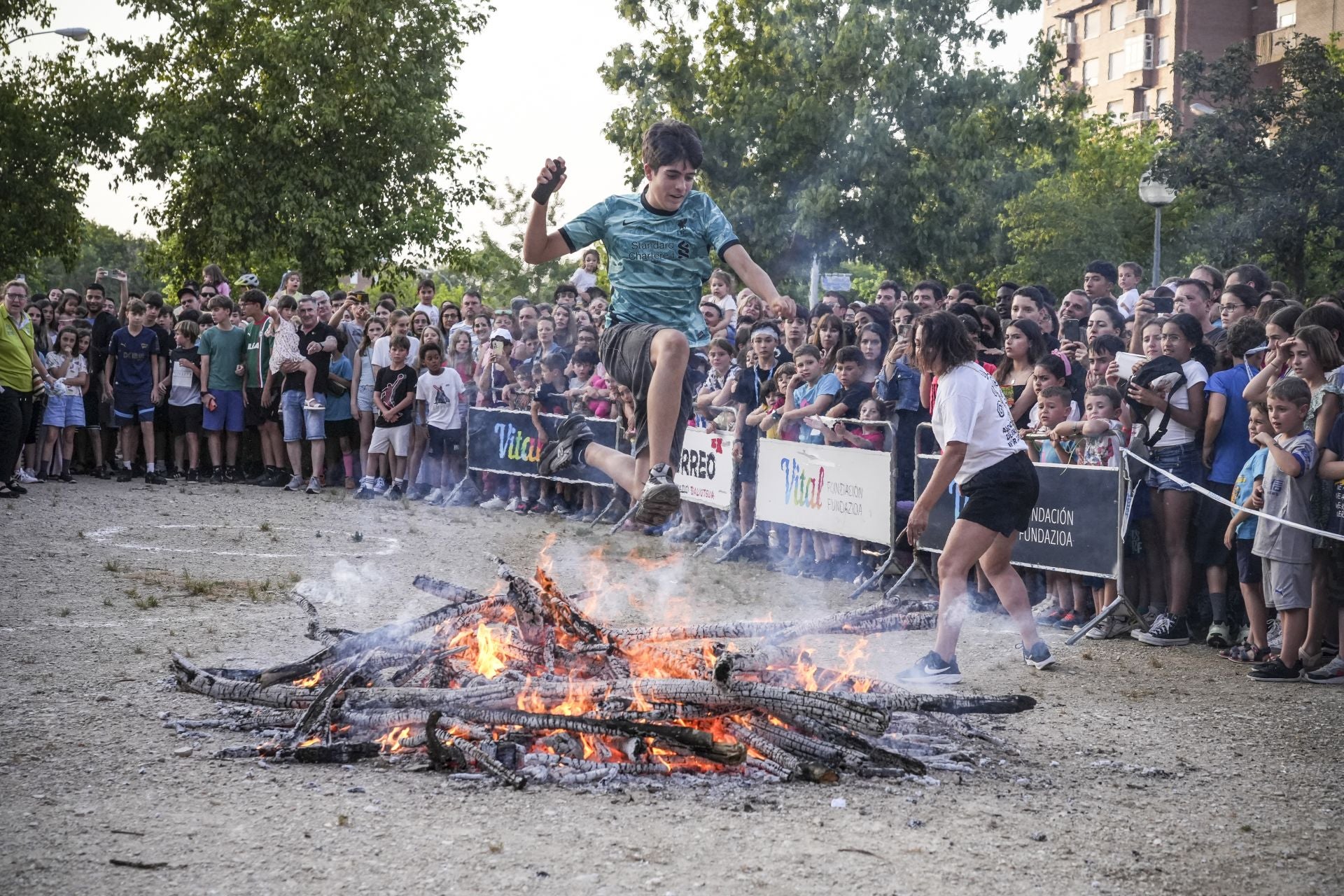 Las imágenes de las hogueras de San Juan en Vitoria