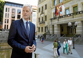 Iñaki Subijana posa frente a la escalinata del Palacio de Justicia de Bilbao, donde tiene su sede el Tribunal Superior de Justicia del País Vasco (TSJPV).
