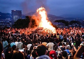 Miles de personas se acercaron al parque de Etxebarria para disfrutar de la noche más larga.