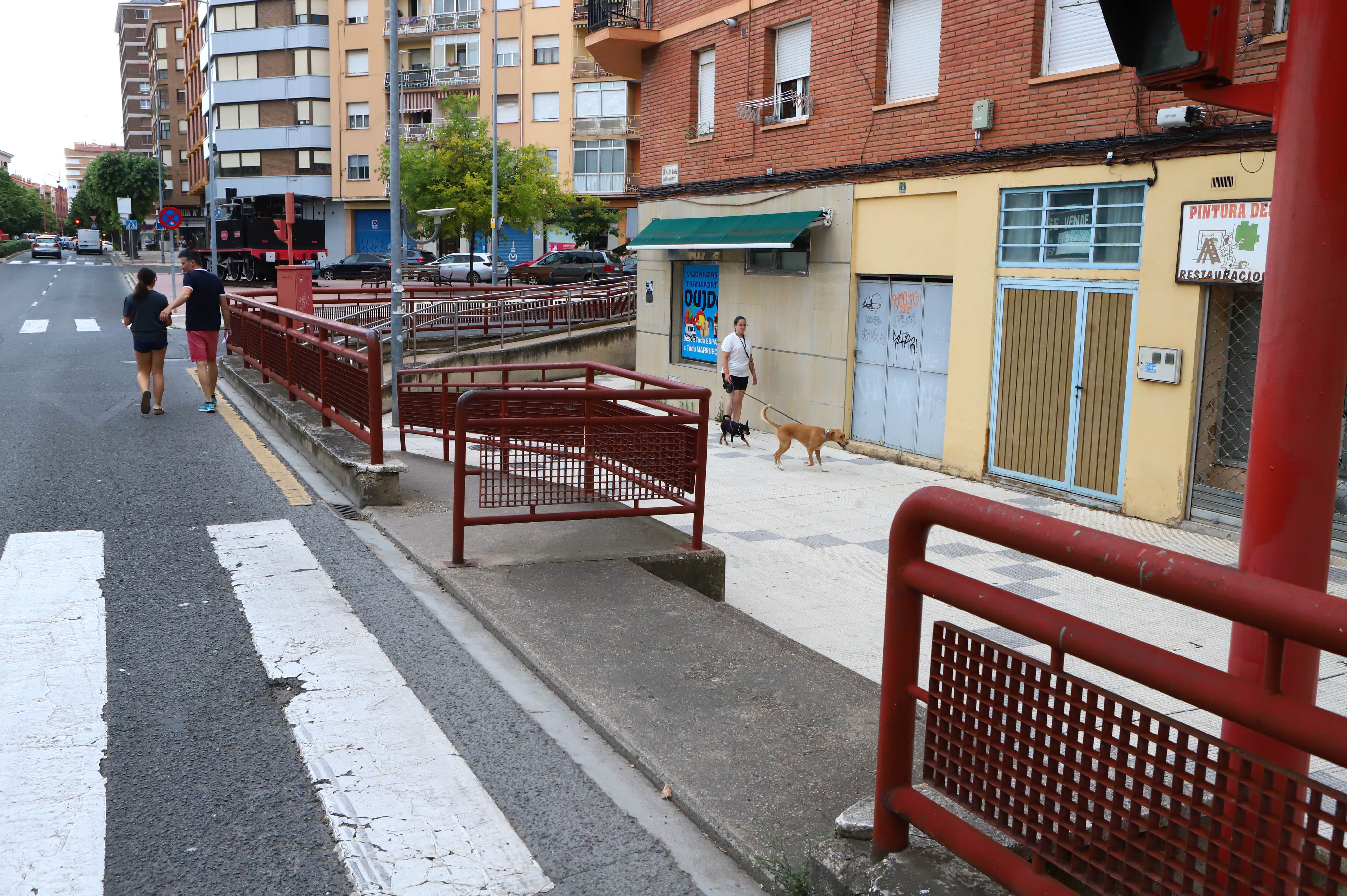 Los vecinos quieren evitar quedarse por debajo de la carretera y un muro de hormigón como ya sucede en la esquina con Arenal.