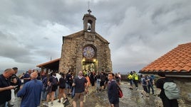 Los devos a San Juan de Gaztelugatxe más madrugadores han consumado la ascensión hasta la ermita en torno a las seis de la mañana, para oir la primera misa en honor al santo.