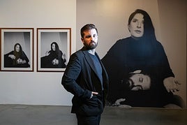 El artista Abel Azcona, en su exposición.