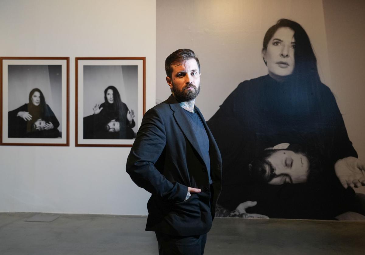 El artista Abel Azcona, en su exposición.