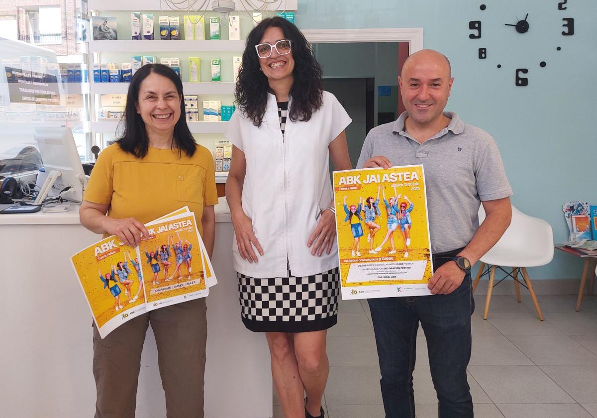 Esther Magaz, presidenta de ABK; Inmaculada Mínguez, comerciante, y David Solla, presidente de Inguralde.