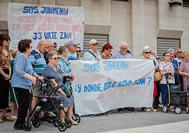 Los vecinos y usuarios del Bizan en la protesta de Médico Tornay.