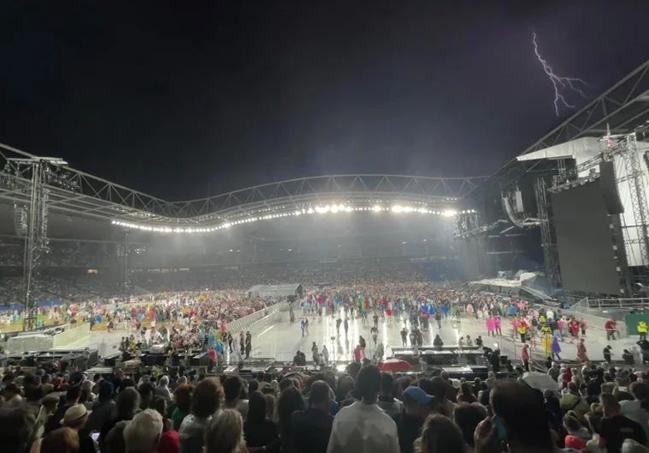 Imagen de la intensa lluvia que ha caído en mitad del concierto de Bruce Springsteen