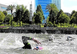 Participantes en la prueba de natación en una pasada edición del Bilbao Triathlon.