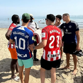 Maroan, de vacaciones en Marbella con amigos y... con la camiseta del Manchester United