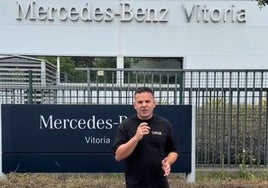 Ángel Gaitán, fascinado con la fábrica de Mercedes-Benz Vitoria: «Sois unos auténticos máquinas»