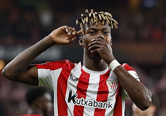 Nico Williams trata de zafarse del marcaje de Lamine Yamal, su amigo de la selección con el que se reencontrará en el Barcelona si su fichaje fructifica.