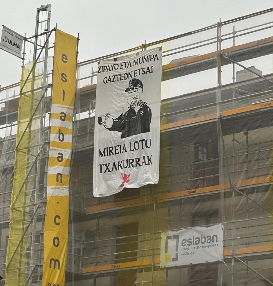 Imagen de la lona colocada en un edificio de Durango.