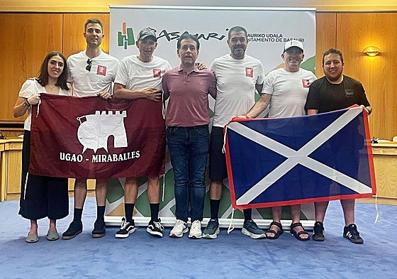 Nagore Urueña, concejala de Ugao-Miraballes; Beñat y el exciclista Arkaitz Santamaría; Asier Iragorri, alcalde de Basauri; José Manuel Rodrigo, Joseba Urrutikoetxea y Xabier Cabrera, concejal de Arrigorriaga.
