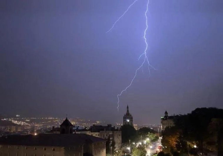 Un rayo en los cielos bilbaínos anoche.