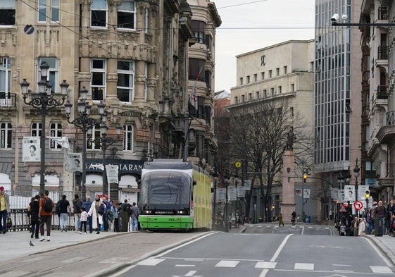El tranvía interrumpirá su servicio entre el Arriaga y Abando este sábado por el BBK Ría