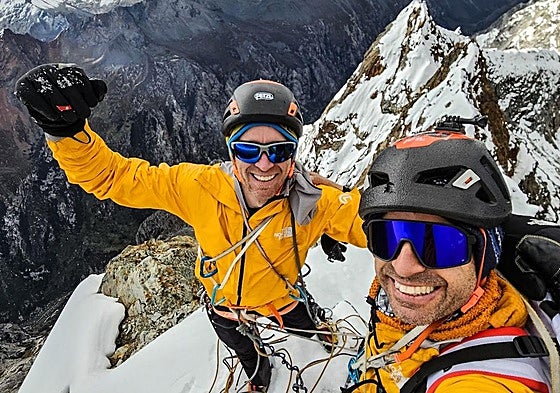 Los Pou celebran otra hazana montañera en la cima.
