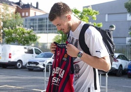 Frisch ya posa con la camiseta del Baskonia en el Buesa Arena.