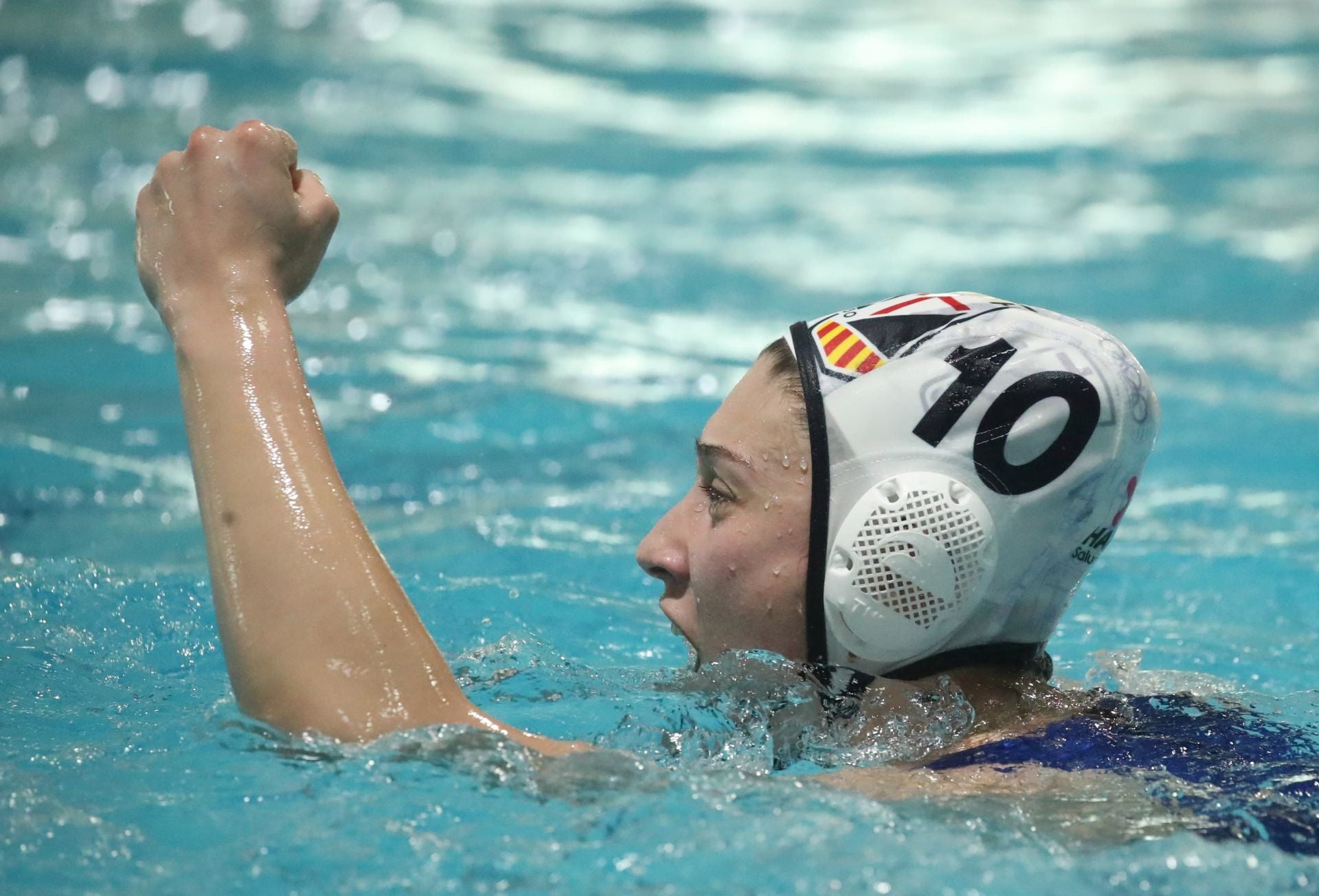 Sonia García celebra en el agua el triunfo de su equipo frente al Boadilla.