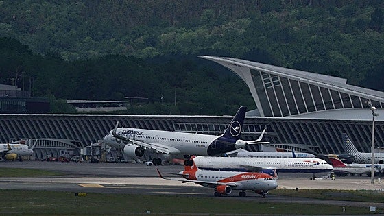 Un millar de pasajeros afectados tras siete desvíos y dos cancelaciones en el aeropuerto de Loiu por los rayos y el viento de ayer