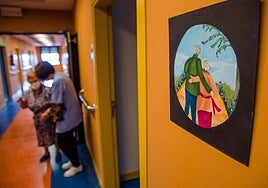 Una trabajadora en una residencia del IFBS.