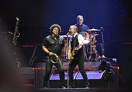 Springsteen, en pleno dueto con el saxofonista Jake Clemons, que tuvo un notable protagonismo en el concierto de esta noche.
