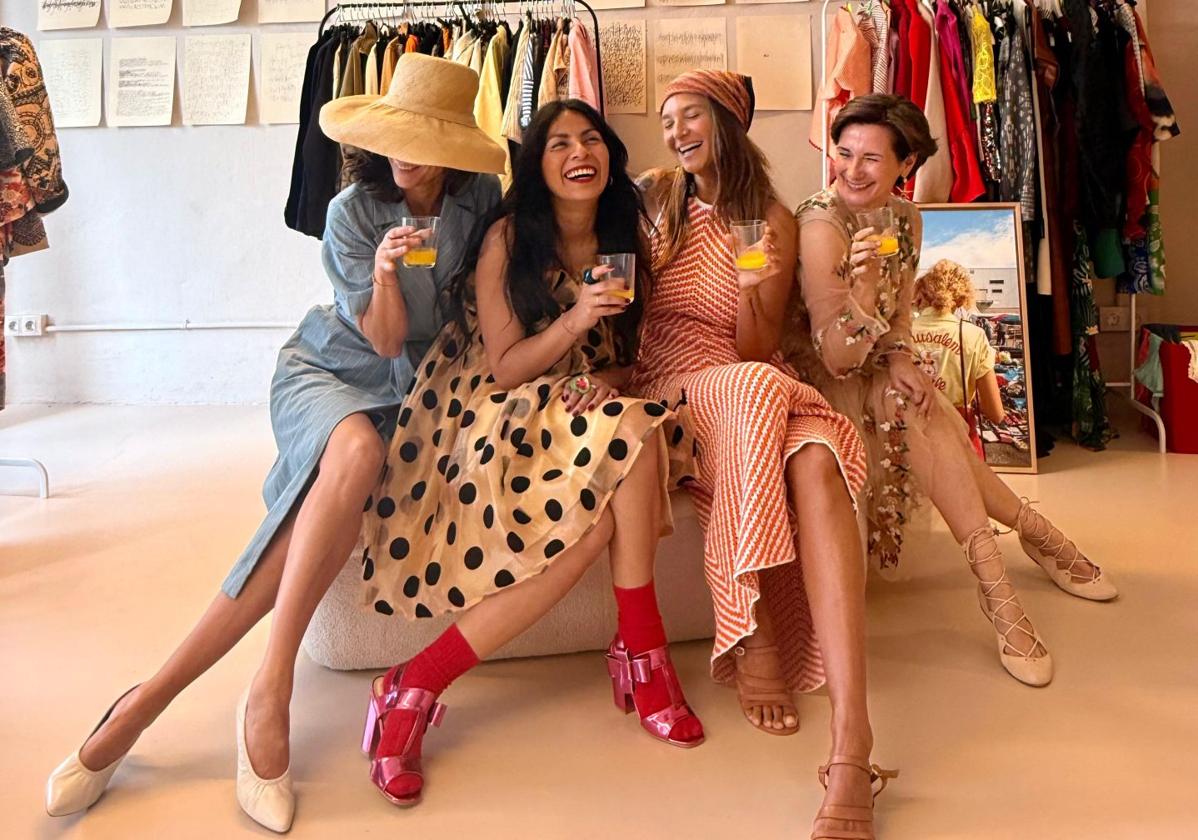 Llega 'El club de las mimosas': cinco bilbaínas apasionadas por la moda venden su armario en un sexto piso de Mazarredo.
