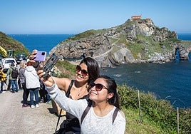 Interrumpen una misa en San Juan de Gaztelugatxe porque el cura sufre un mareo