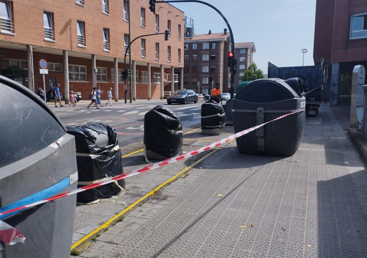 El servicio de recogida de residuos se ha mantenido con contenedores convencionales colocados de forma provisional junto a la plataforma en Bidezabal