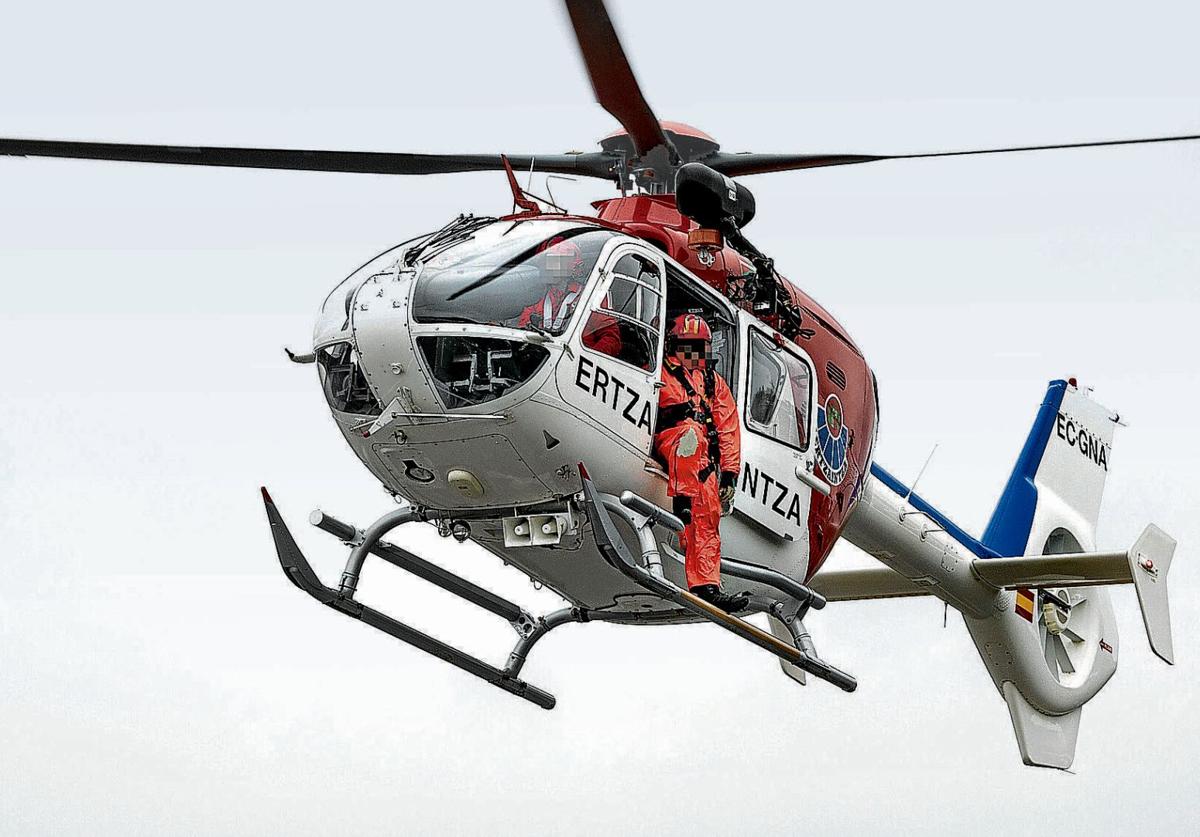 Restacan en helicóptero a siete personas atrapadas en el flysch de Zumaia