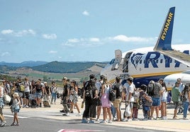 Pasajeros descienden de un vuelo de Ryanair en Foronda.