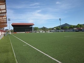 Imagen del campo de fútbol del área deportiva de Urbieta, en Gernika