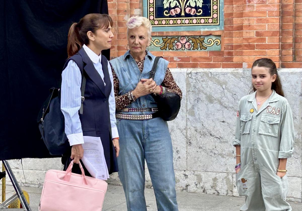 Toni Acosta, Elena Irureta y Carla Pastor frente al centro cívico de Basurto.