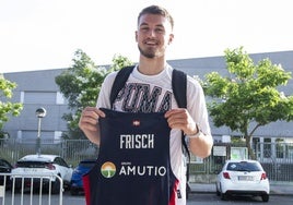 Clément Frisch posa con la camiseta del Baskonia en su llegada a Vitoria.