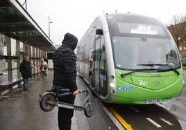 Una persona espera para acceder con un patinete al BEI